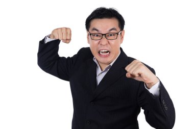 Öfkeli Asya Çin giyen takım elbise ve holding her ikisi de yumruk dostum