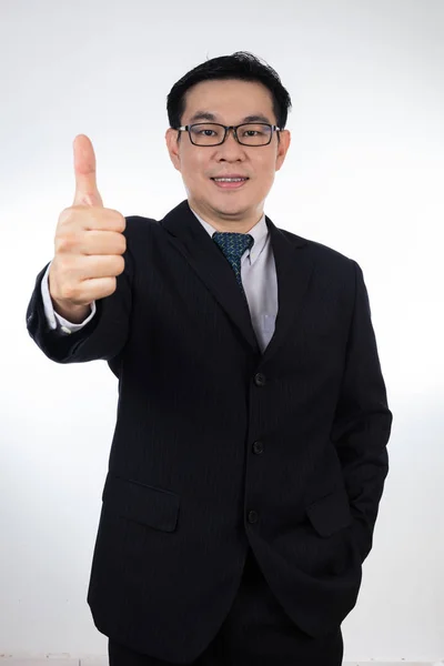Ler asiatiska kinesiska tummen mannen bär kostym poserar med upp — Stockfoto