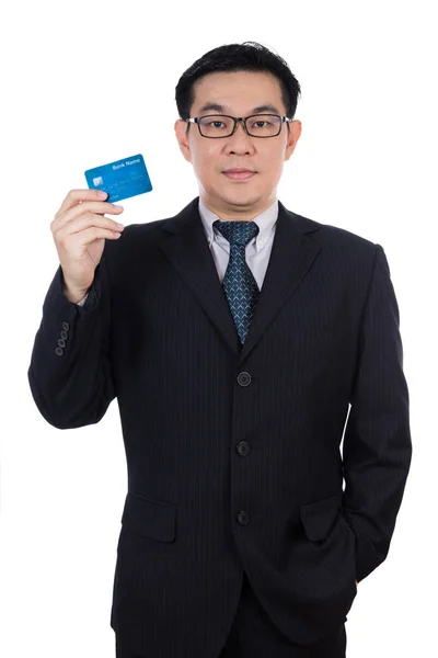 Chytré Asijská Čínská člověk nosí oblek a hospodářství kreditní karty — Stock fotografie