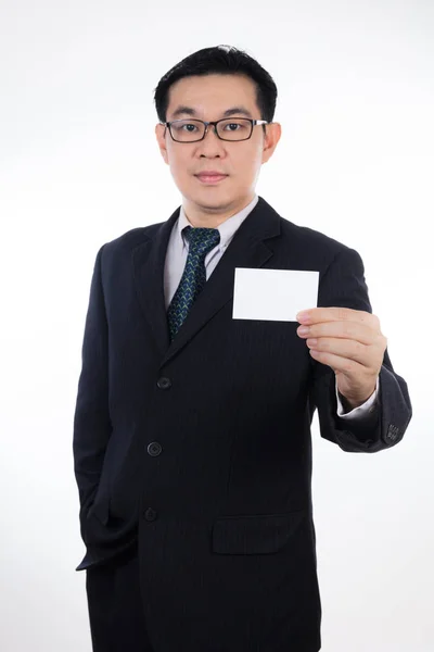 Homem chinês asiático inteligente vestindo terno e segurando cartão em branco — Fotografia de Stock