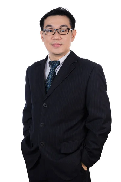Leende asiatiska kinesiska mannen bär kostym poserar med säker — Stockfoto