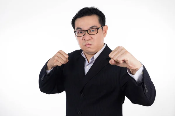 Arga asiatiska kinesiska mannen bär kostym och innehav både fist — Stockfoto