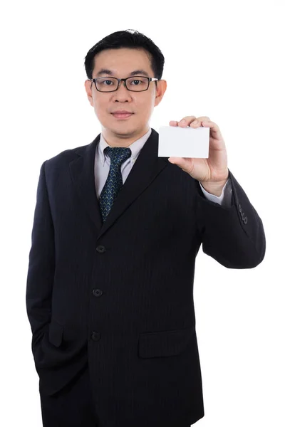 Homem chinês asiático inteligente vestindo terno e segurando cartão em branco — Fotografia de Stock