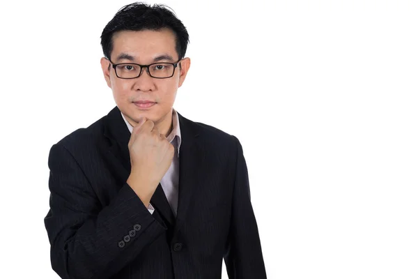 Leende asiatiska kinesiska mannen bär kostym poserar med säker — Stockfoto