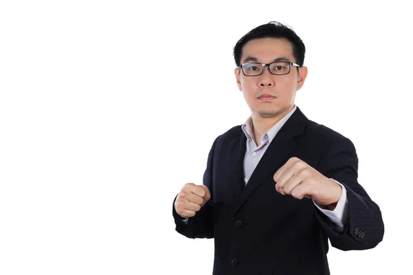 Irritado ásia chinês homem vestindo terno e segurando ambos punho — Fotografia de Stock