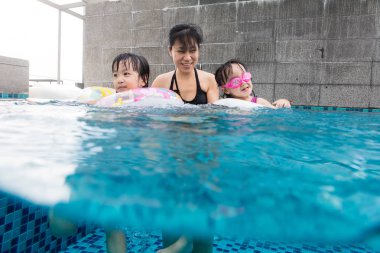 Açık Yüzme havuzunda oynayan Asyalı Çinli aile