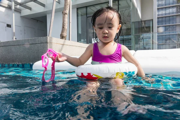Asiática china niña aprendiendo en la piscina al aire libre — Foto de Stock