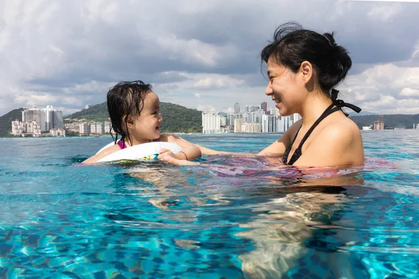 Ázsiai kínai anya és lánya játszik medence — Stock Fotó