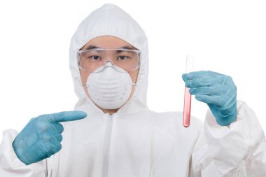 Asya Çin bilim adamı test tüpü tutan koruyucu giyim