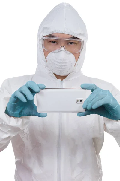 Asiatico scienziato cinese in abbigliamento protettivo con il telefono cellulare — Foto Stock