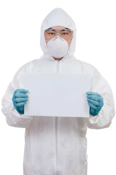 Asiatico scienziato cinese in abbigliamento protettivo in possesso di carta bianca b — Foto Stock