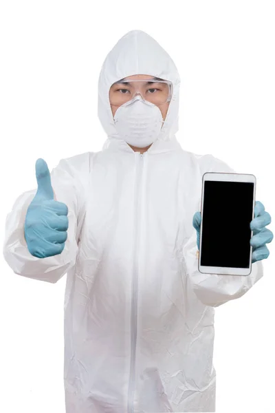 Scienziato asiatico in tenuta protettiva smartphone con pollice — Foto Stock