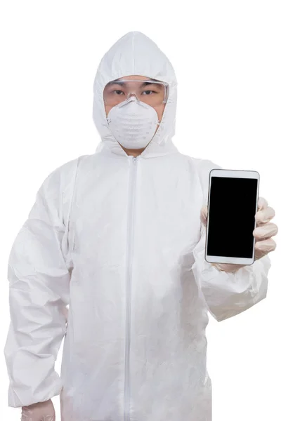 Asiatico scienziato cinese in abbigliamento protettivo mostrando telefono cellulare — Foto Stock