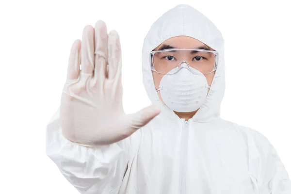 Asiatico scienziato cinese in abbigliamento protettivo mostrando stop gesto — Foto Stock
