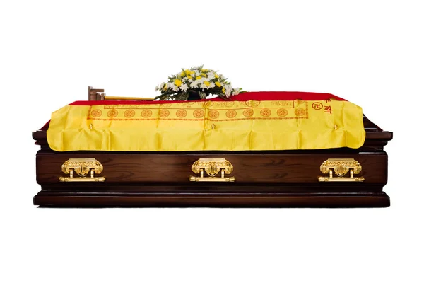 Коричневый гроб на традиционных китайских похоронах — стоковое фото