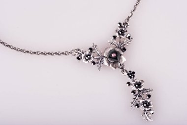 Kadar yakın gümüş kolye