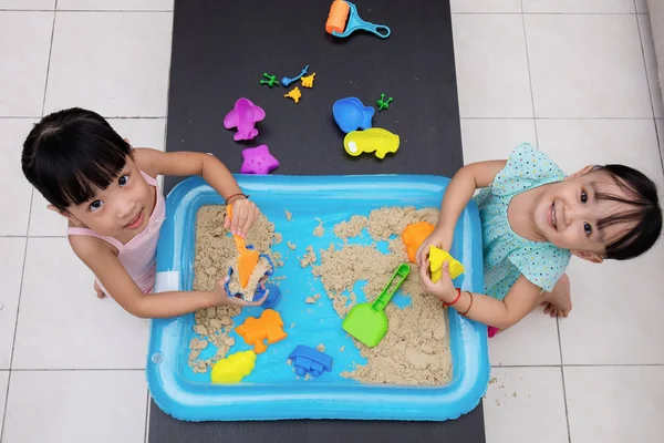 Heureuses petites filles chinoises asiatiques jouant du sable cinétique à la maison — Photo