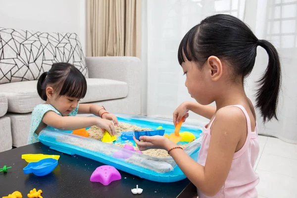 Feliz asiático chino niñas jugando cinética arena en casa — Foto de Stock