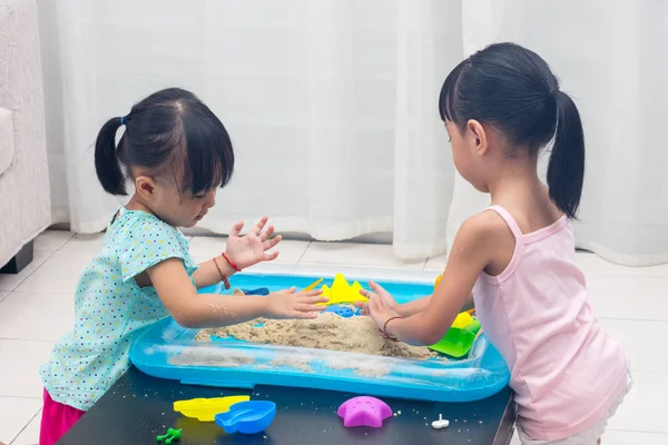 Asiático chino niñas jugando cinética arena en casa — Foto de Stock