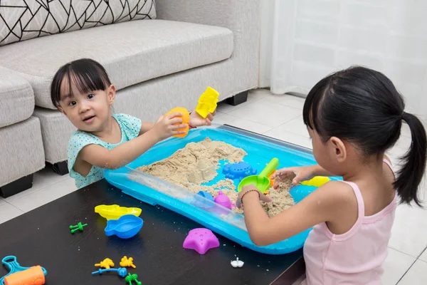 Asiatique chinois petites filles jouer sable cinétique à la maison — Photo