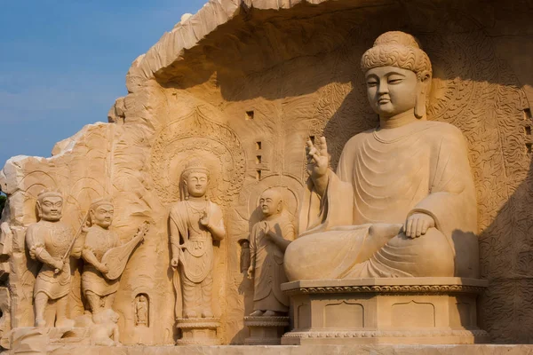 Статуя Будди в храмі — стокове фото