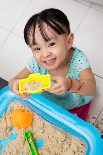 Щасливі азіатських китайський дівчинка гра Кінетична піску в домашніх умовах — стокове фото