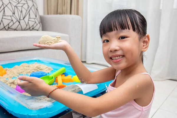 Heureux asiatique chinois petite fille jouer cinétique sable à la maison — Photo
