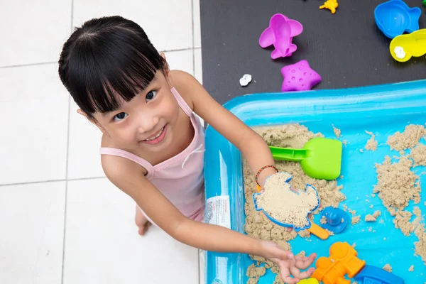 Felice asiatico cinese bambina giocare cinetico sabbia a casa — Foto Stock