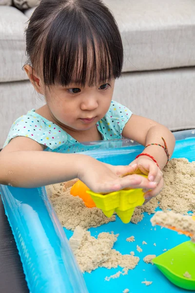 Asijská Čínská holčička hraje kinetický písek doma — Stock fotografie