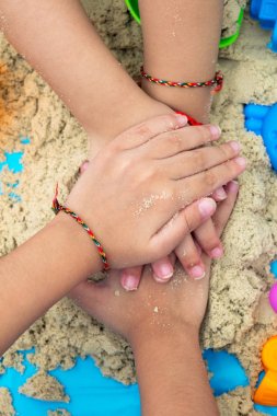 Childs'ın el kapatın Kinetik kum oynayarak