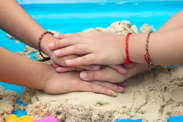 Childs hand close-up spelen kinetisch zand — Stockfoto