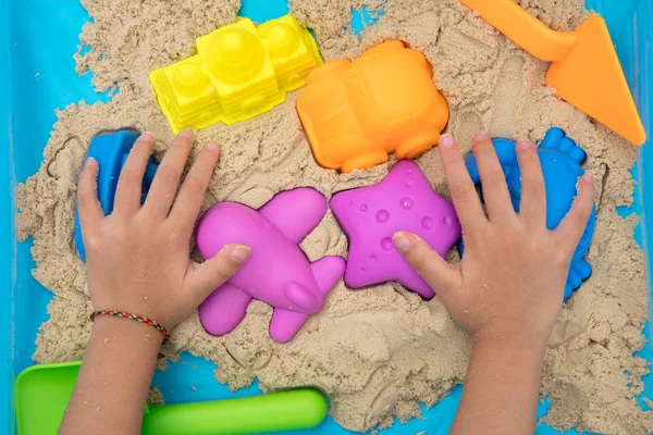 Kind hand close-up spelen kinetisch zand — Stockfoto