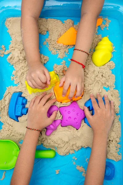 Χέρι childs κοντινό παίζοντας κινητική άμμος — Φωτογραφία Αρχείου