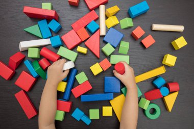 Çocuğun el yakın yapı taşları oynayarak