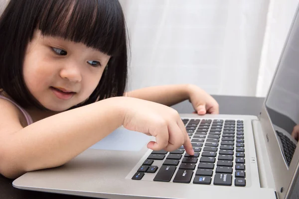 Sonriente asiática niña china utilizando el ordenador portátil en casa — Foto de Stock
