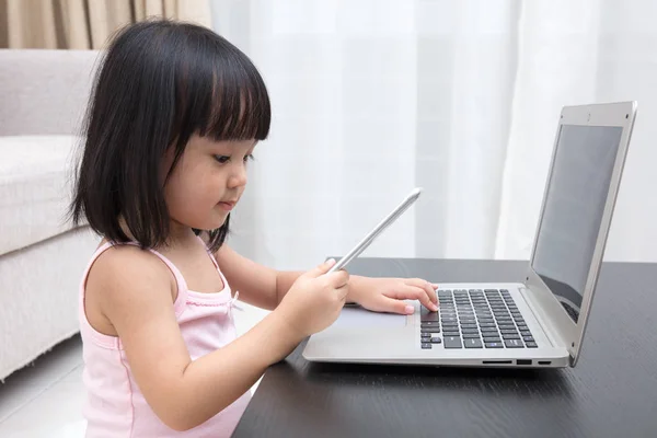 Azjatycki chiński dziewczynka zajęty, czytania telefonu komórkowego i laptopa — Zdjęcie stockowe