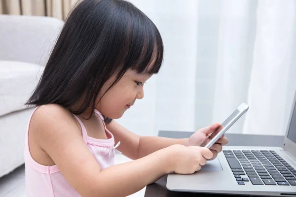 Azjatycki chiński dziewczynka zajęty, czytania telefonu komórkowego i laptopa — Zdjęcie stockowe