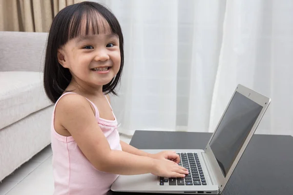 微笑亚洲中国的小女孩，在家里使用笔记本电脑 — 图库照片