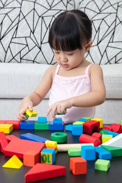 Ázsiai kínai kislány játszik otthon építőelemek — Stock Fotó