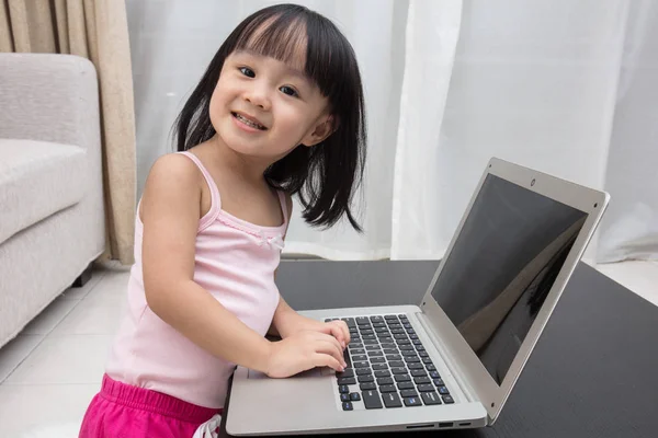 Sonriente asiática niña china utilizando el ordenador portátil en casa — Foto de Stock