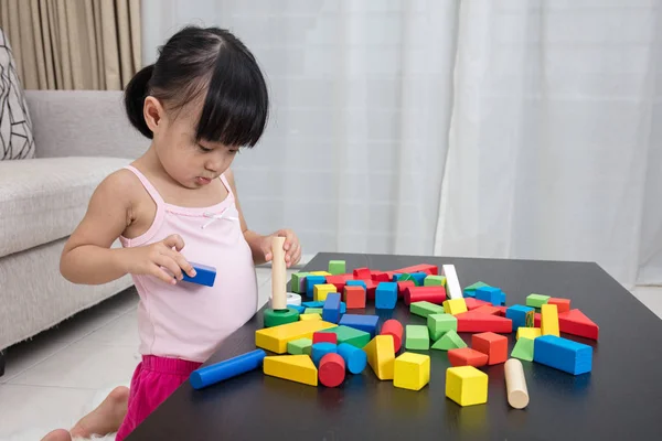 Asiatiska kinesiska lilla flicka som leker byggstenar hemma — Stockfoto