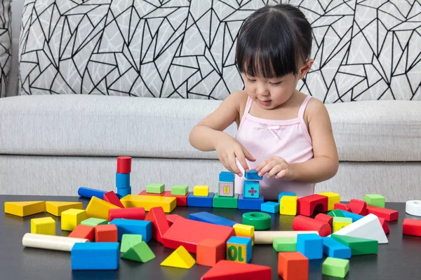 Asiatico cinese bambina giocare building blocks a casa — Foto Stock