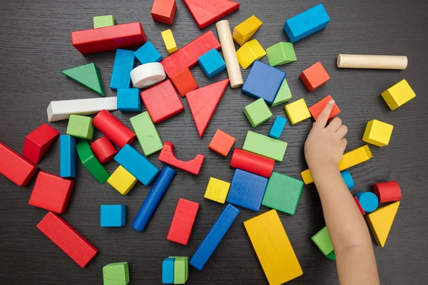 La mano del niño de cerca jugando bloques de construcción — Foto de Stock