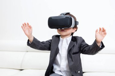 Asyalı Çinli küçük çocuk evde sanal gerçeklik Kulaklık takmış