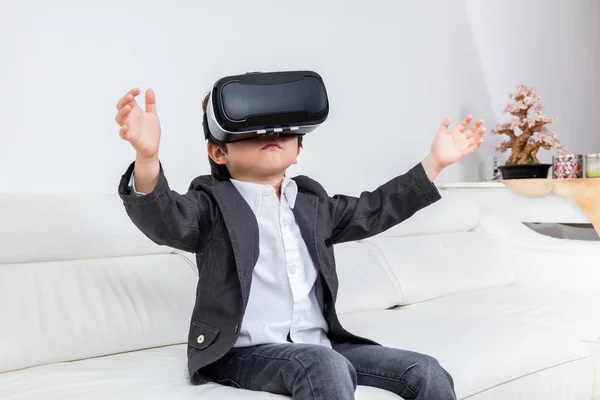 Azjatycki chiński chłopiec trochę sobie zestaw wirtualnej rzeczywistości w domu — Zdjęcie stockowe