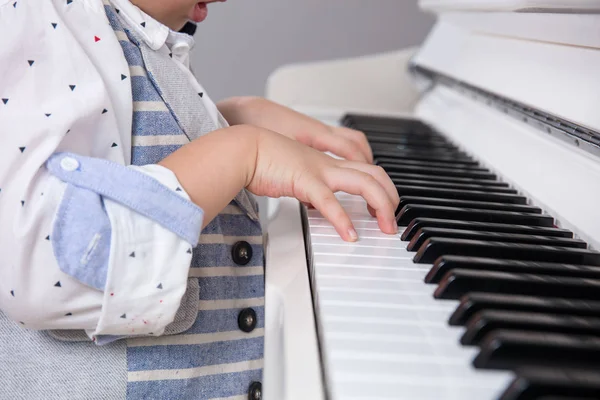 Zbliżenie dłoni azjatycki chiński chłopiec trochę na fortepian — Zdjęcie stockowe