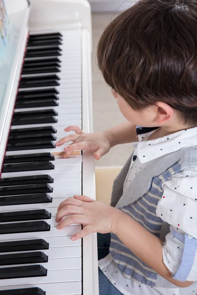 Azjatycki chiński chłopiec trochę gry na fortepianie w domu — Zdjęcie stockowe