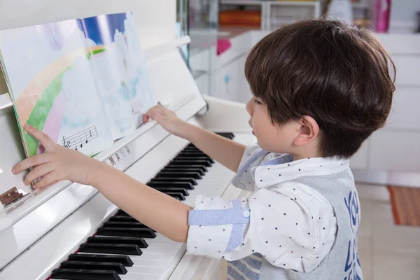 Azjatycki chiński chłopiec trochę gry na fortepianie w domu — Zdjęcie stockowe