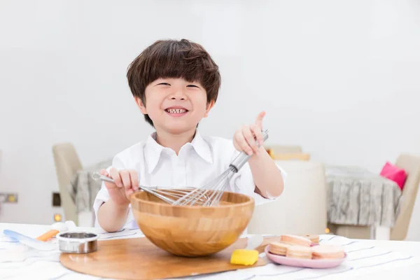 Asiático chino pequeño niño prepararse para hornear galletas — Foto de Stock