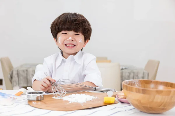 Asiático chino pequeño niño prepararse para hornear galletas — Foto de Stock